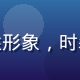 色多多趋势研究总监赵雅然，时尚女性形象，时装周现场背景，手持色卡进行趋势分析